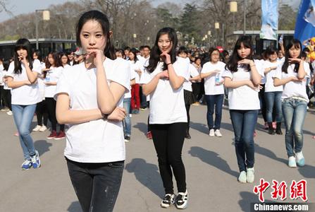 男子花十多万做试管儿子双耳失聪